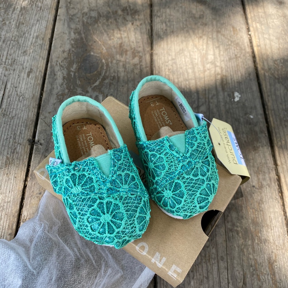 (368) Toms Classic Mint Crochet Glitter